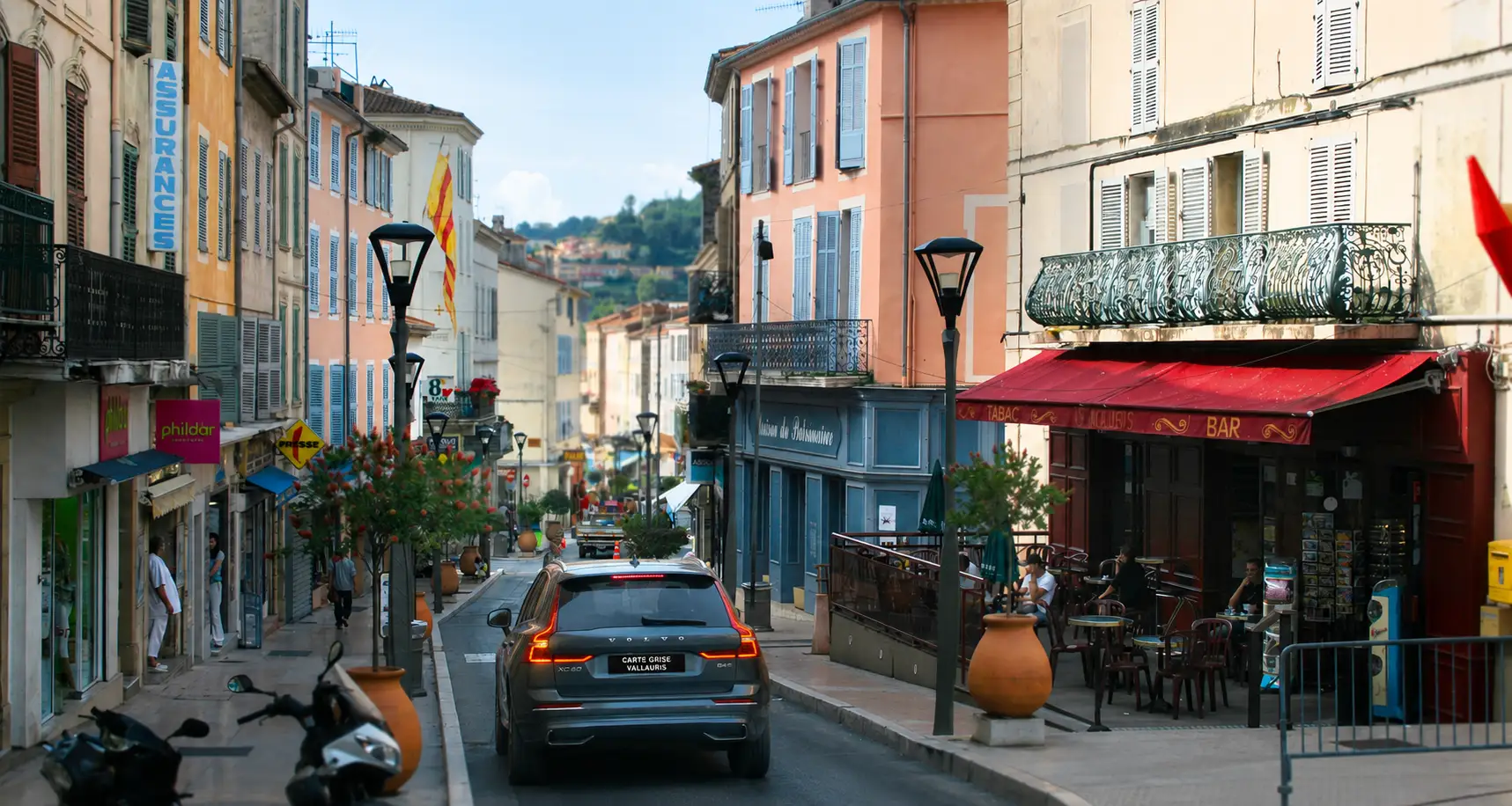 Voiture moderne sur la route — démarches de carte grise à Vallauris